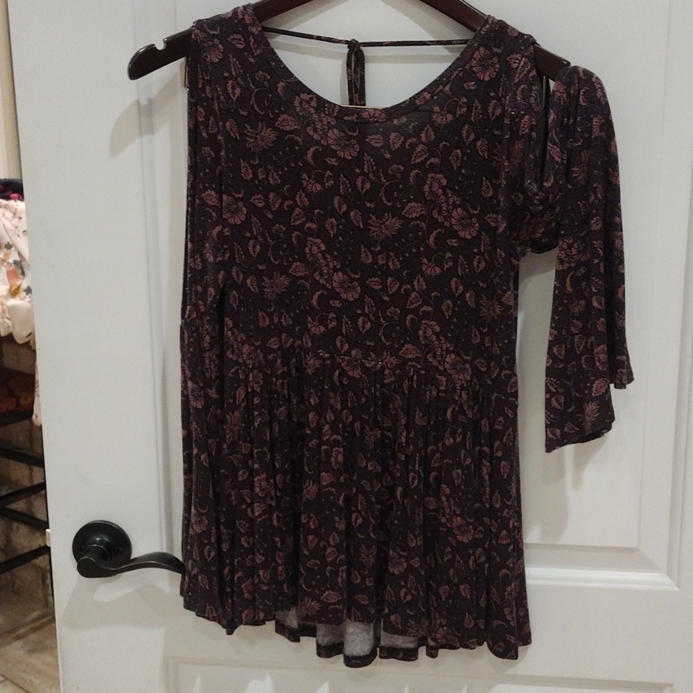 American Eagle. Peplum bottom Cold  Shoulder, Bell Sleeves Top. Low Tie Back .